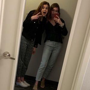 Meet your Poshers, Sara and Kate